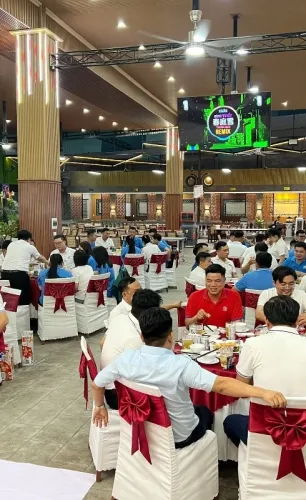 Tiệc Công Ty, Họp Mặt